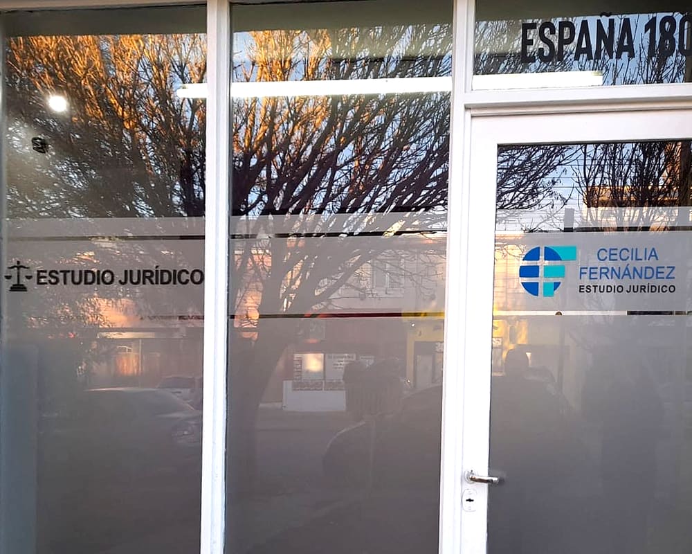 Frente del Estudio Jurídico Cecilia Fernández en calle España 180, Río Gallegos